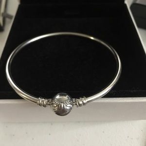 Pandora dainty bow limited edition bangle