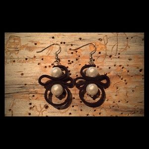 Pearl earrings with suede cord