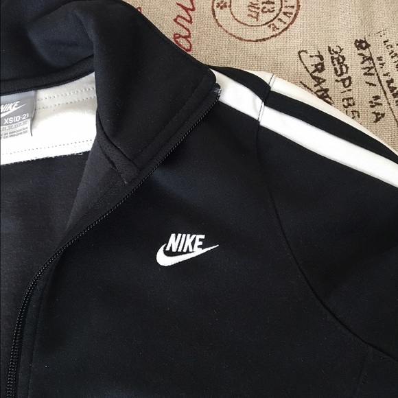 Nike vintage light weight jacket - Picture 2 of 4