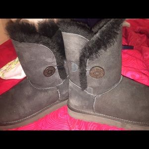 Bailey Button Black Uggs