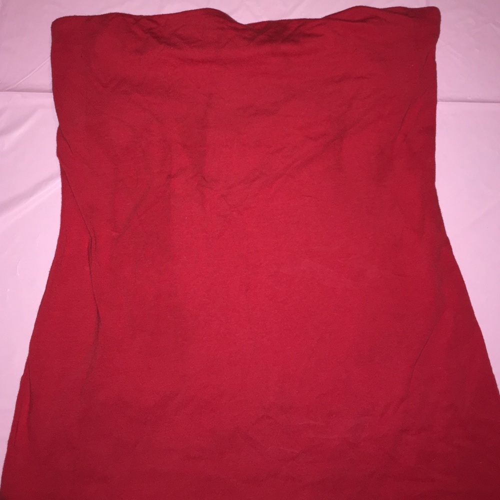 A strapless red shirt.