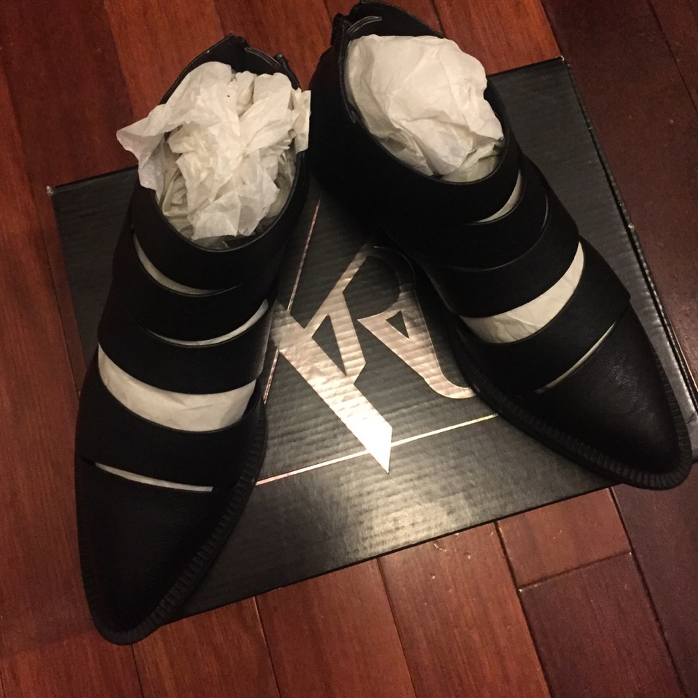 YRU "katana" black flats