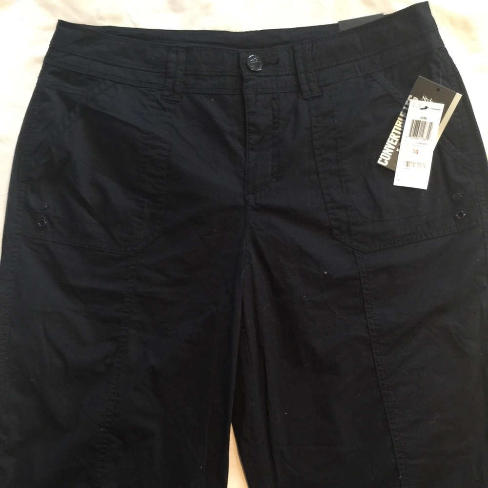 ✨SOLD✨Womans black knee cargo/capri Short