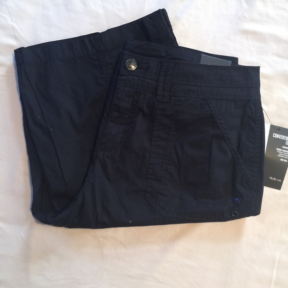 ✨SOLD✨Womans black knee cargo/capri Short - Picture 2 of 3