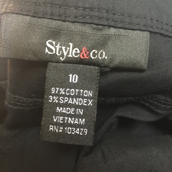 ✨SOLD✨Womans black knee cargo/capri Short - Picture 3 of 3