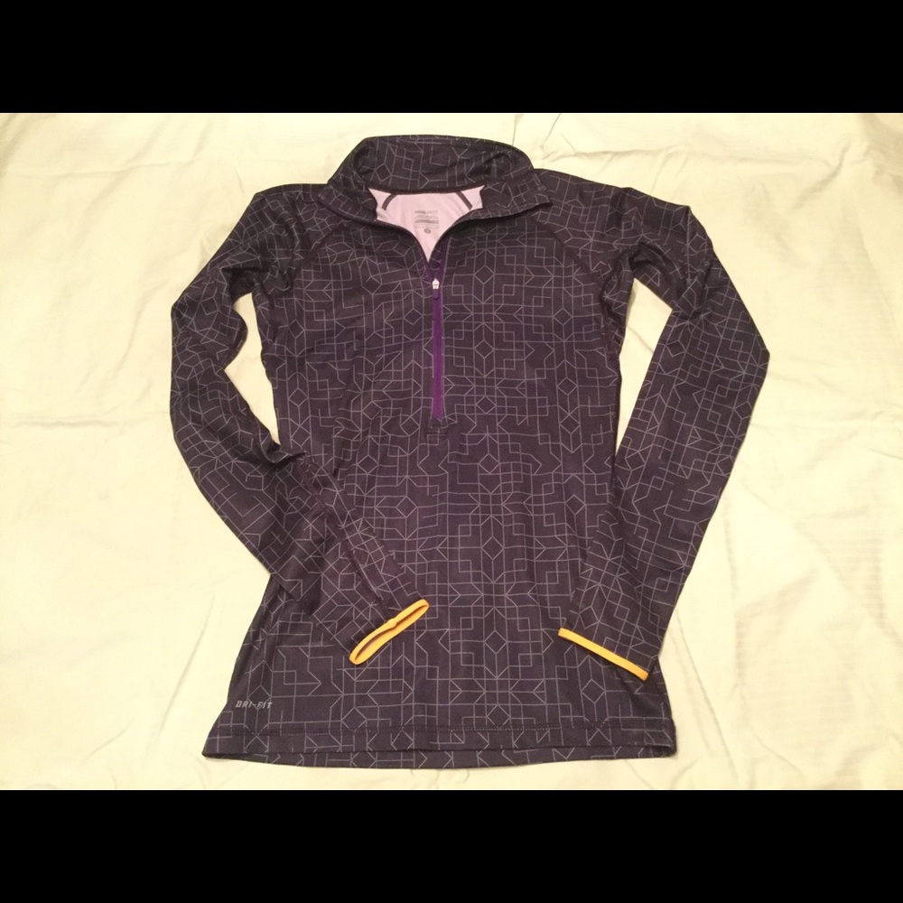 Nike pullover like new. $25