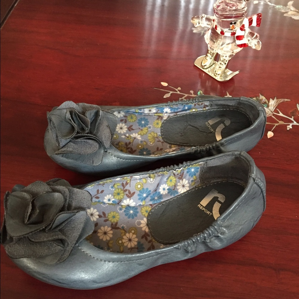 Toddlers grey shoes.