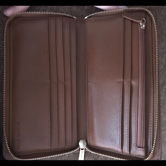 Michael Kors Wallet / Clutch - Picture 3 of 4