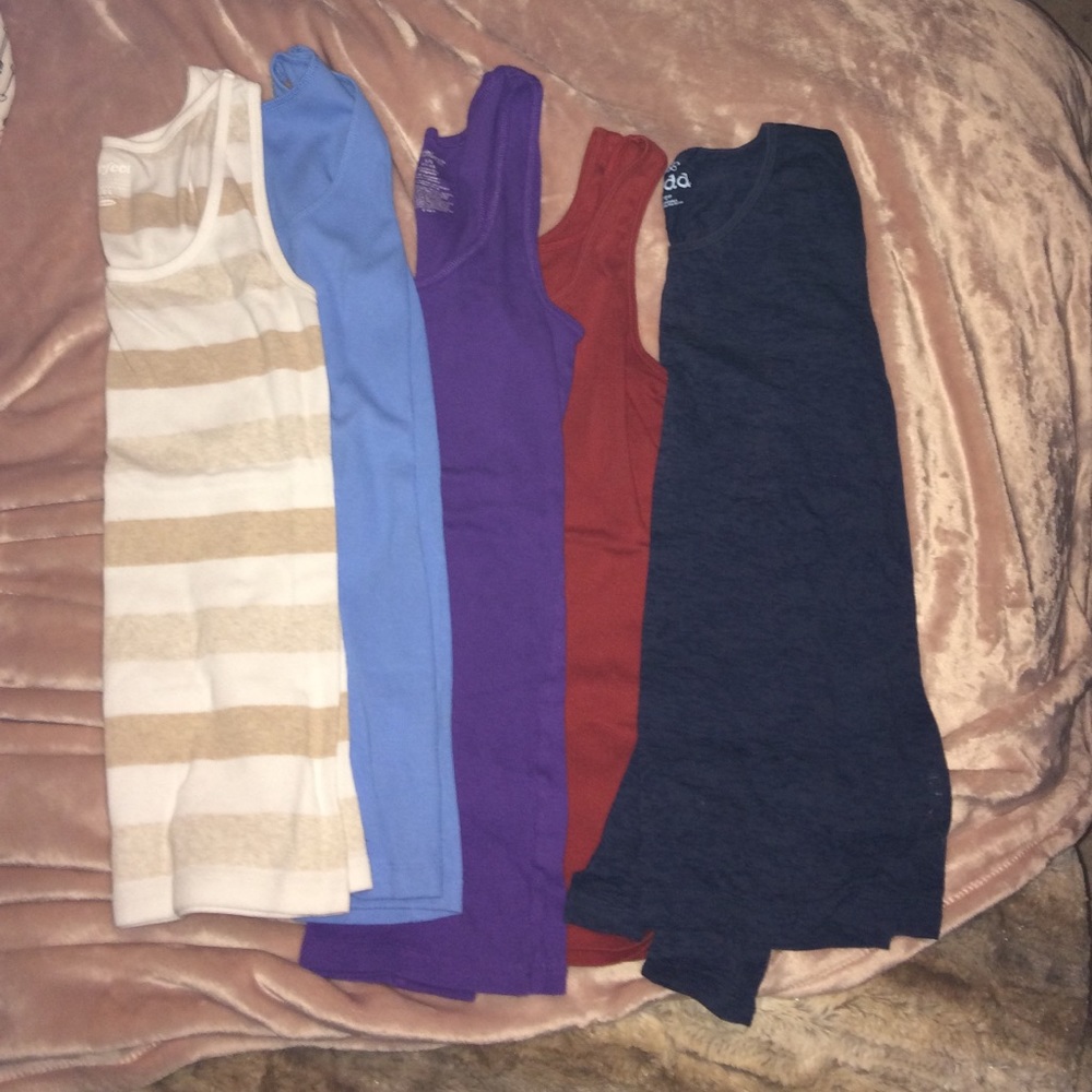 Bundle of 4 tanks& one longe sleeve tee☀️