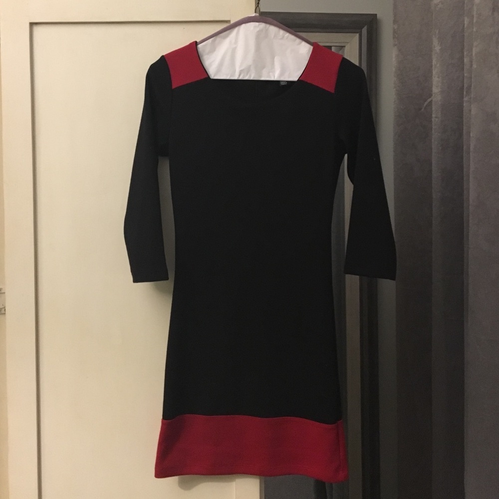 Black & red 3/4 -sleeved mini dress