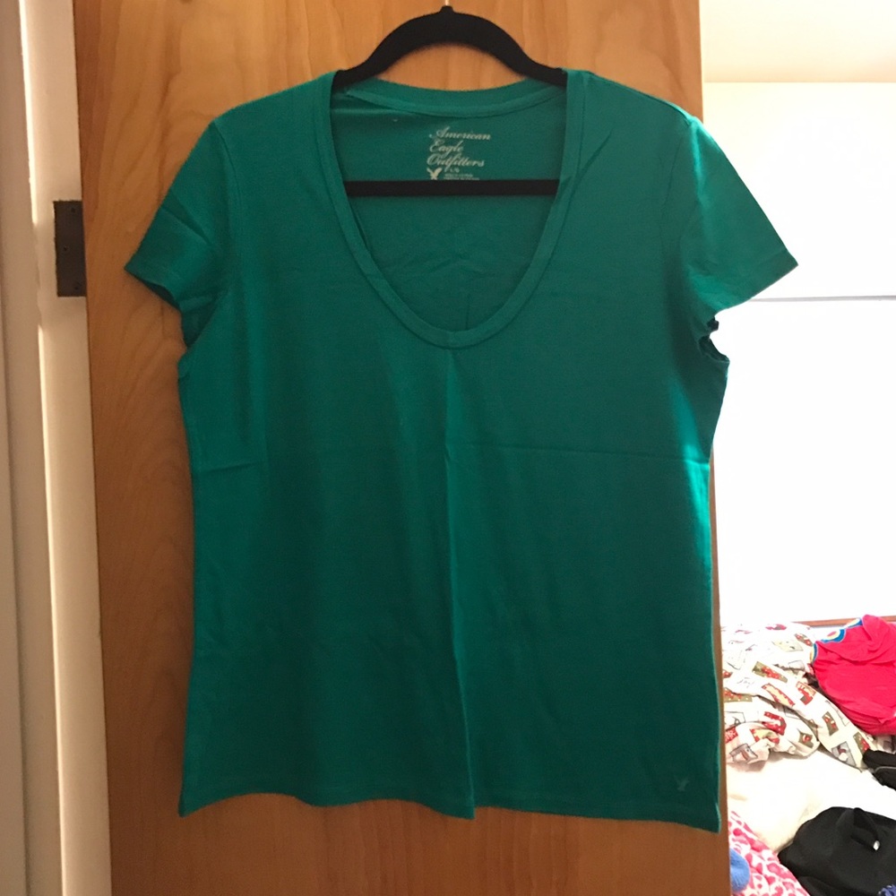 AE NWOT Short Sleeve Scoop V-Neck Tee Shirt