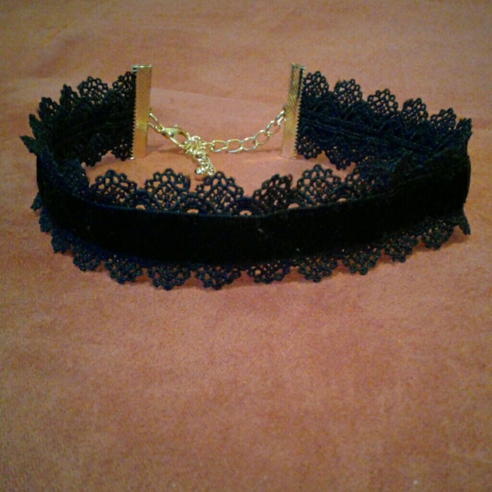 Gorgeous lace fashion choker