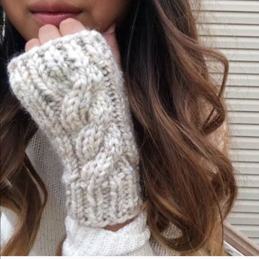 Sold- Adorable fingerless gloves