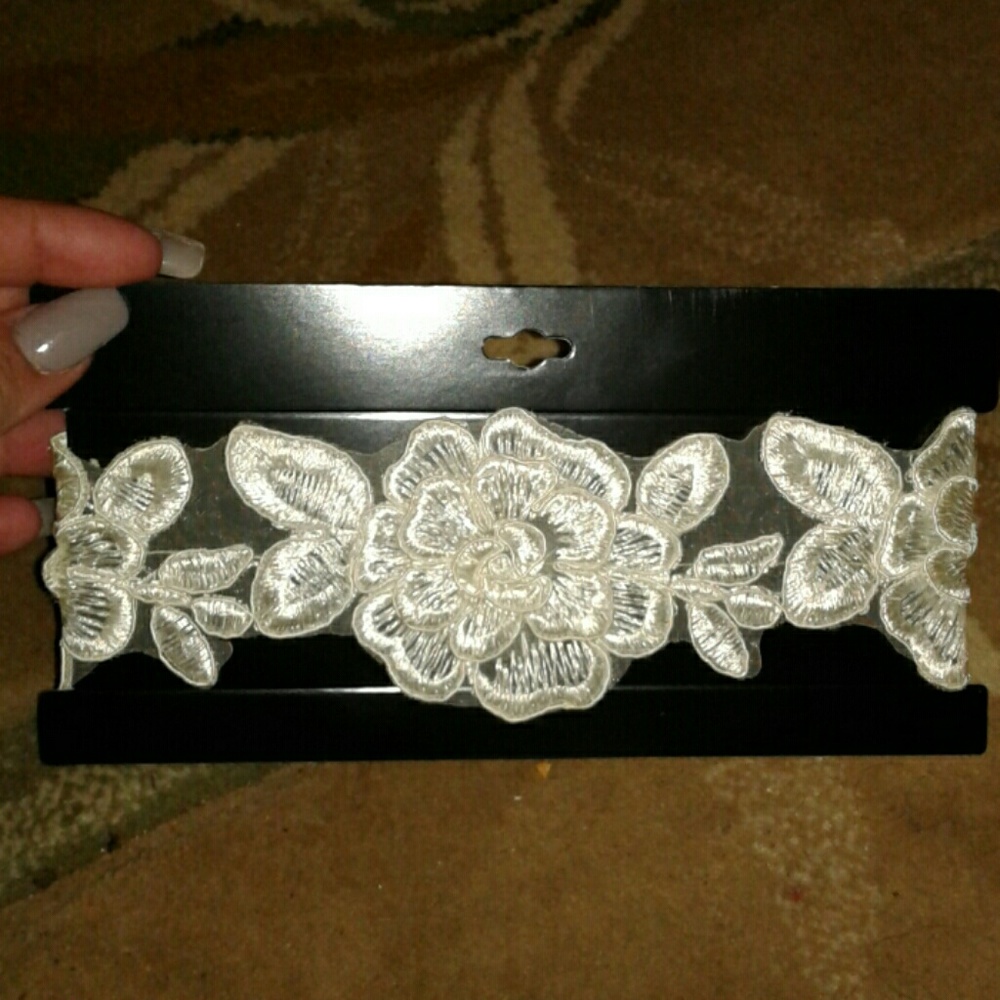 Stunning floral ivory lace neck choker