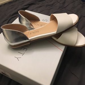 Sole Society Metallic & white open toed flats