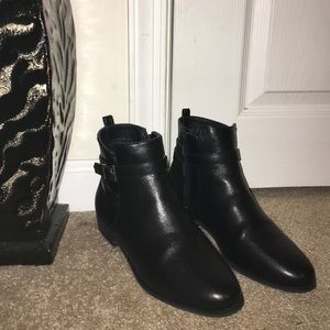 🎄ON SALE Black faux leather booties