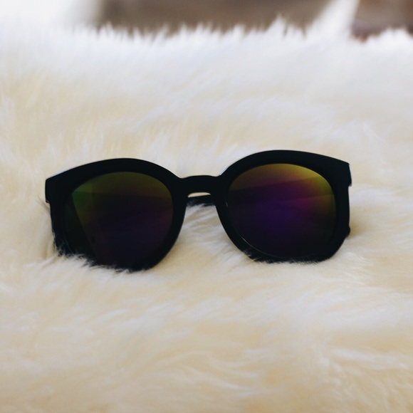 Mirrored Sunglasses Free With Purchase - Picture 2 of 3