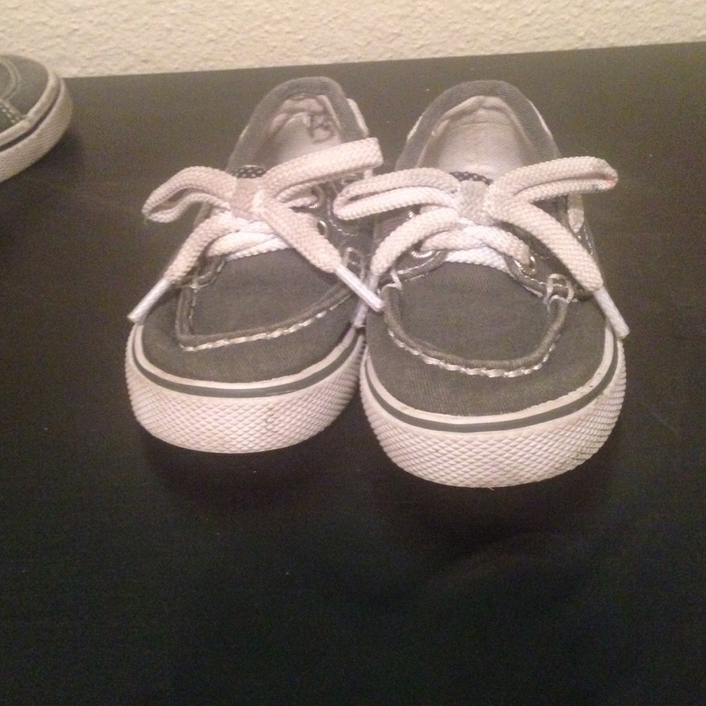 Size 5 shoes with fixed laces. Laces do not untie