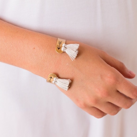 Gold arrow bracelet with small gray tassels - Picture 2 of 2