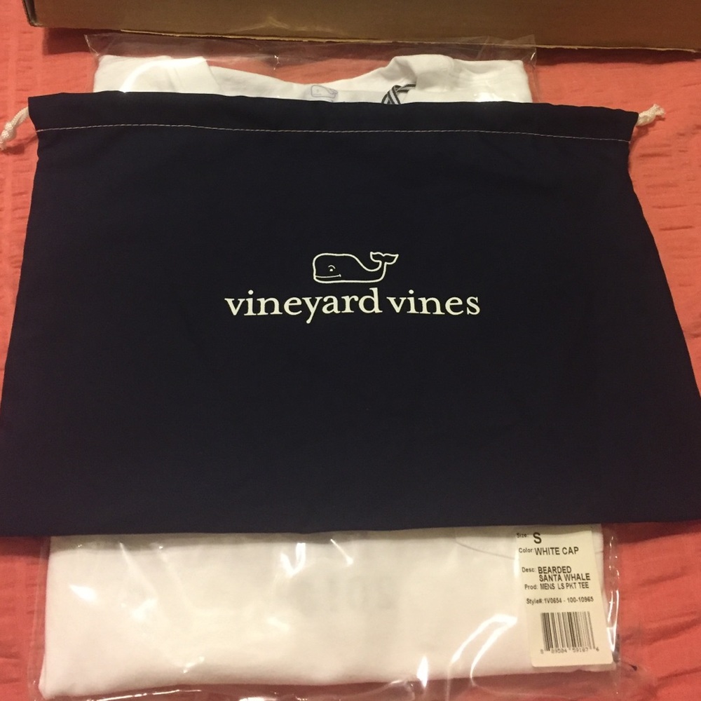 BRAND NEW Vineyard Vines Holiday Tee - Picture 4 of 4