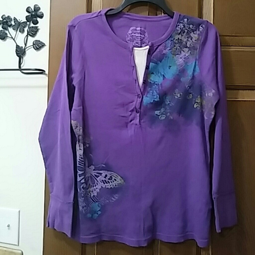 Shirt only wore once very nice. Fits like a M/L