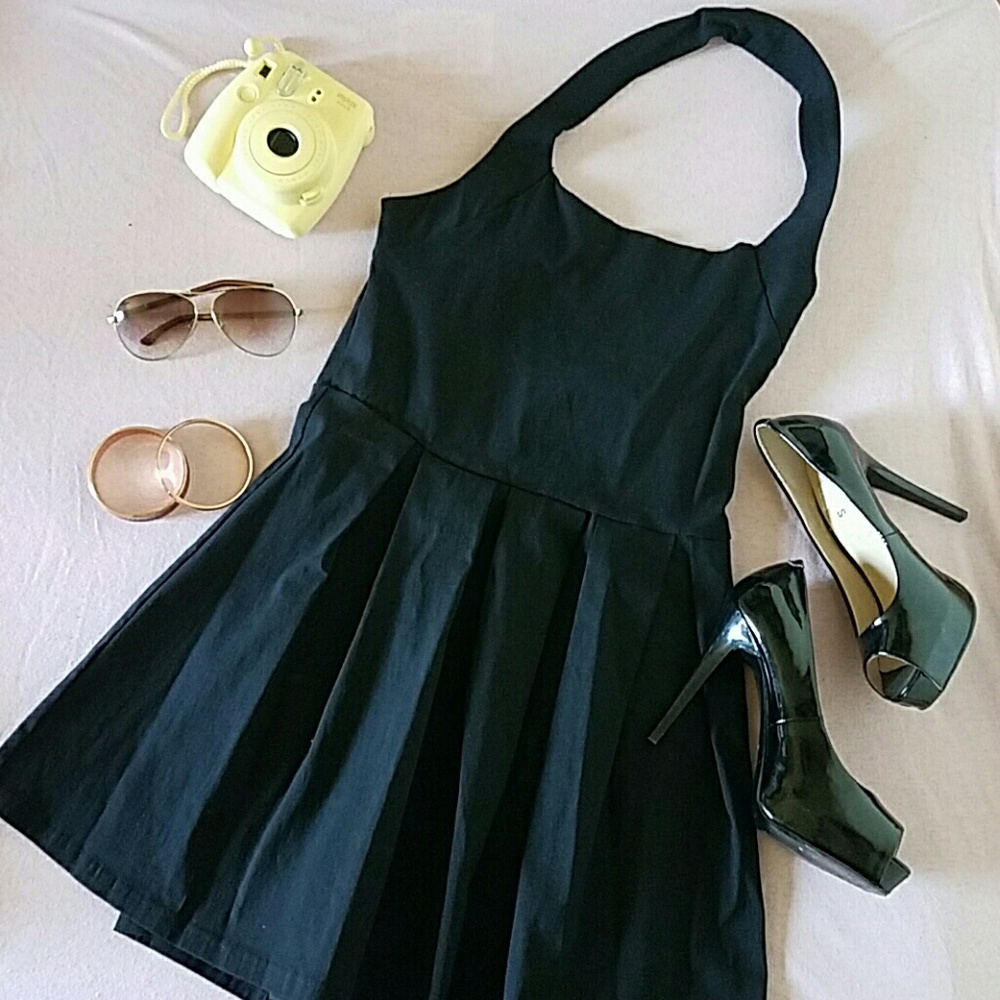 Traded ◇ NEW Pleated Halter Dress  sz Med - Picture 2 of 2