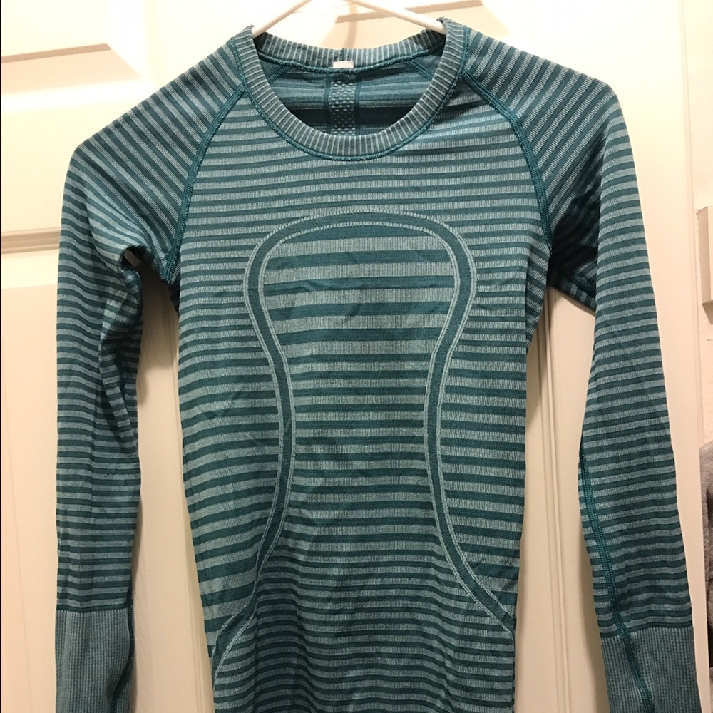 Lululemon long-sleeved swiftly tech shirt .