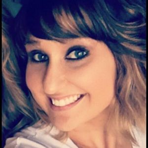 Meet your Posher, Larissa