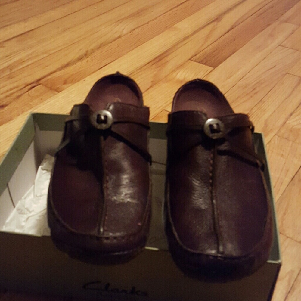 Sandles,brown like new still in box,these look goo