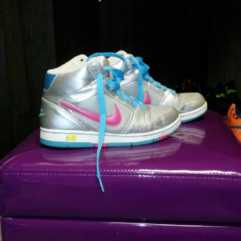 NIKES SIZE 7.5 WOMENS