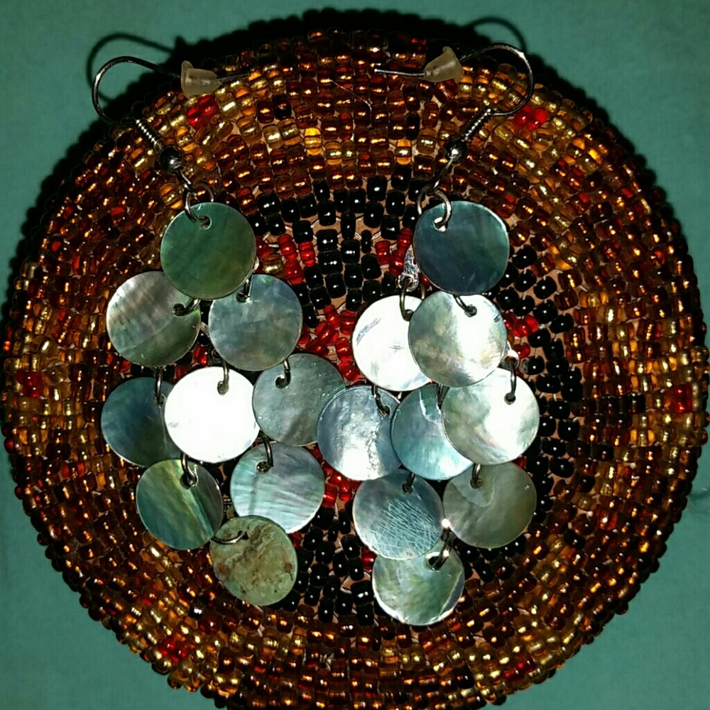 Super cute dangle shell style earrings