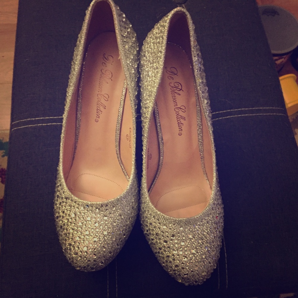 Sparkly Rhinestone Platform Pumps 👠