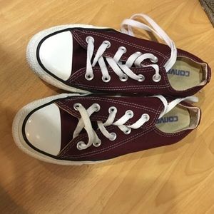 Size 6 women burgundy converse