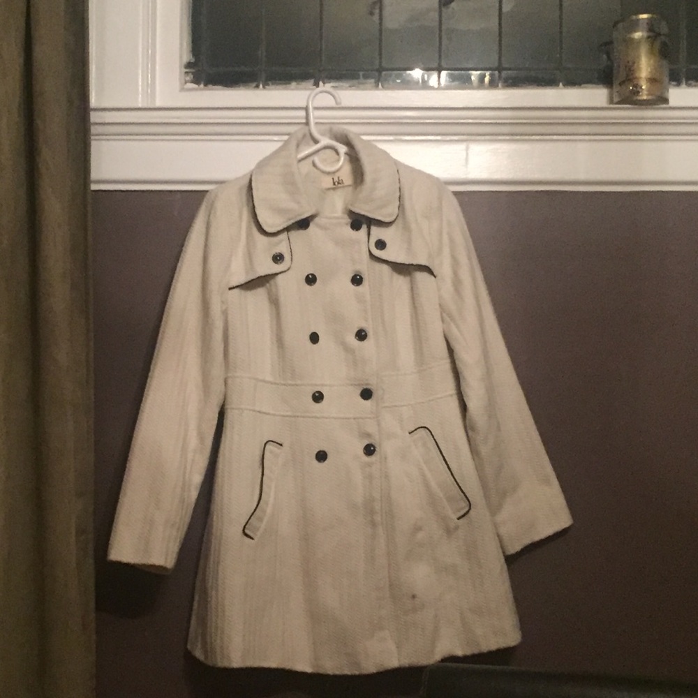 Lola white coat