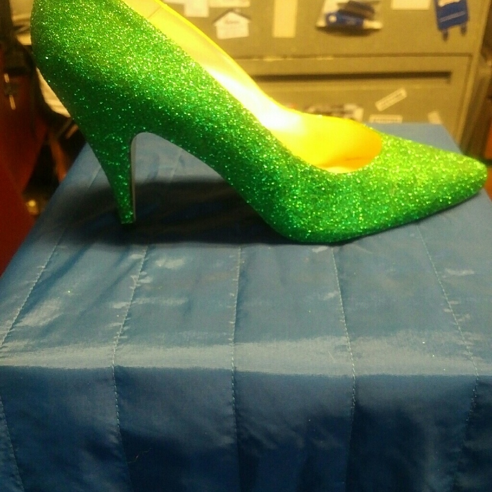 Custom green glitter heels. Just plain cute