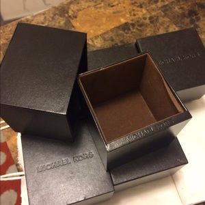 Selling Cute little jewelry box (6 units)