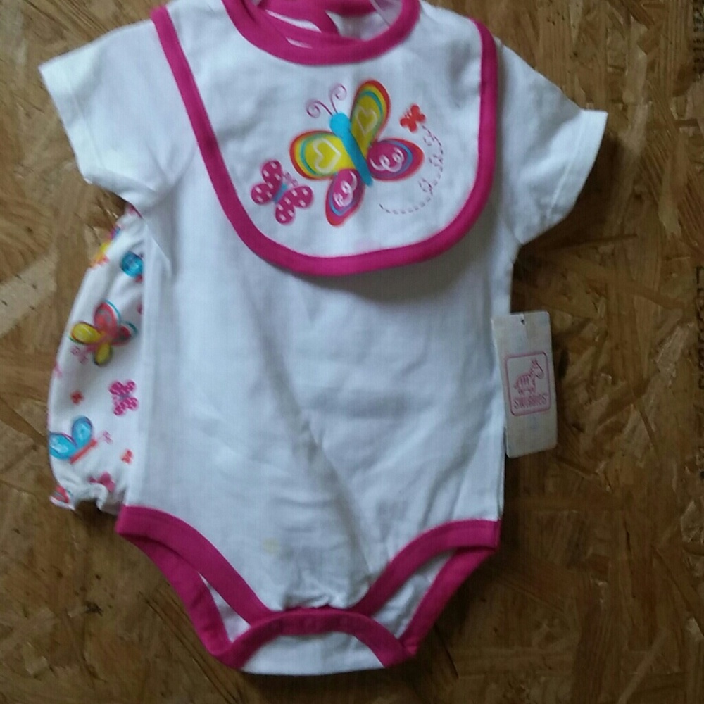 Swiggles onsie, bib & bloomer set