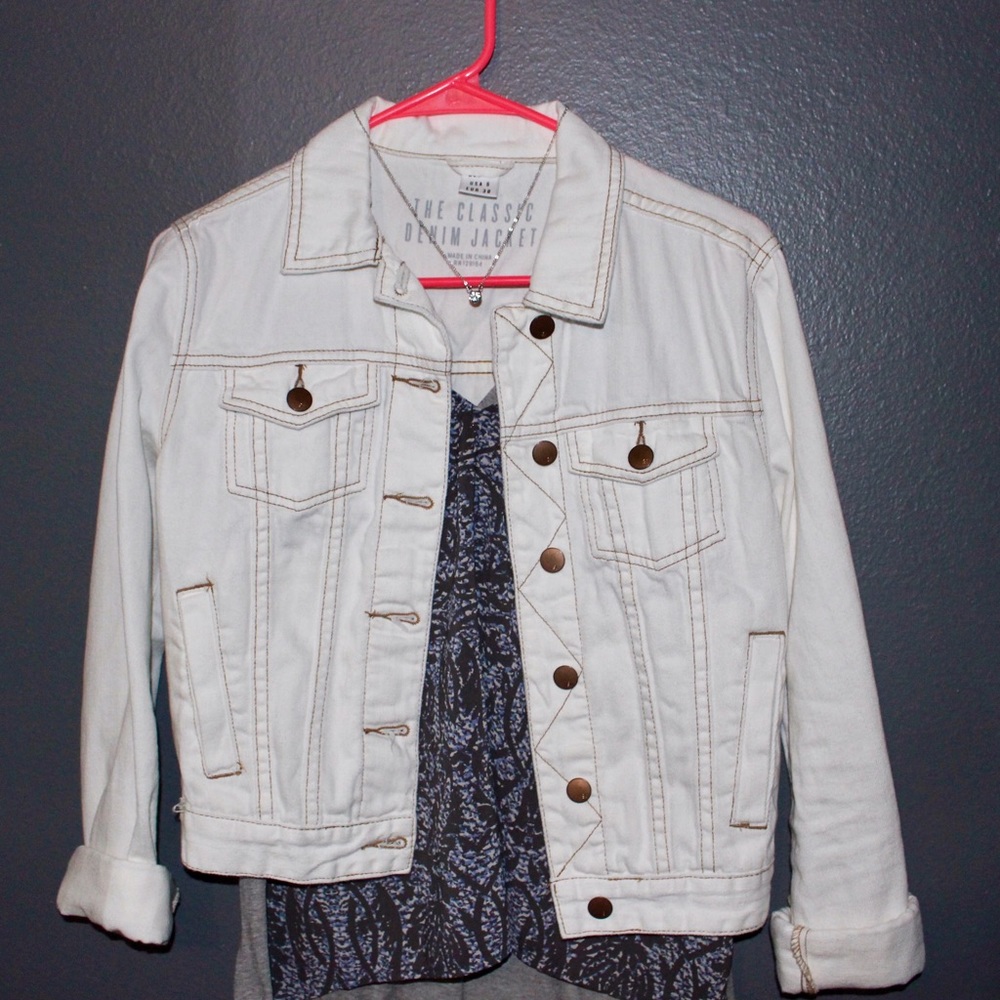 white denim jacket //