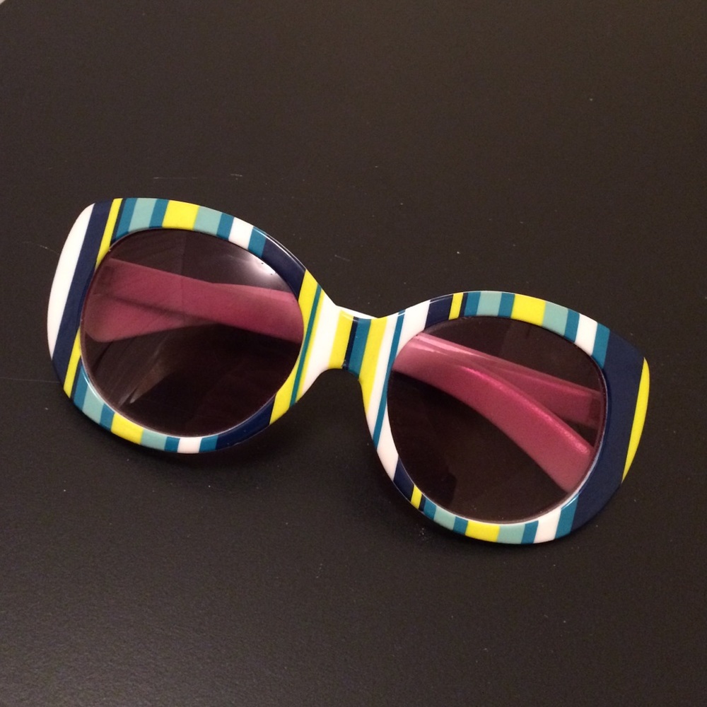Betsey Johnson multicolor sunglasses 😎