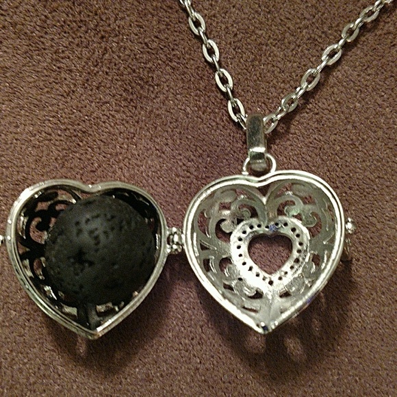 Essential oil diffuser heart pendant necklace - Picture 4 of 5
