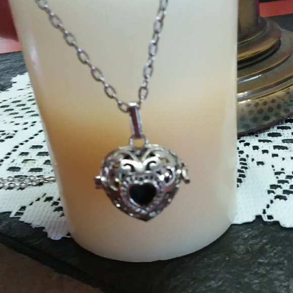 Essential oil diffuser heart pendant necklace - Picture 3 of 5