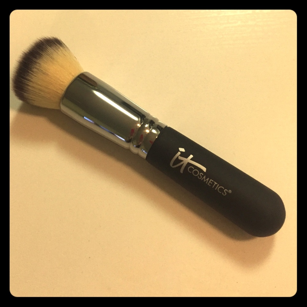 It Cosmetics Flat Top Foundation Brush No.6