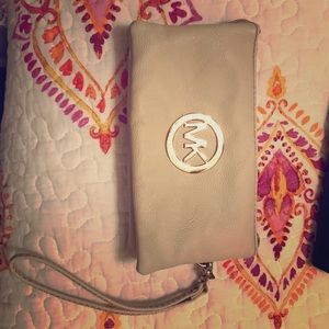 Wristlet in cream, gently used.