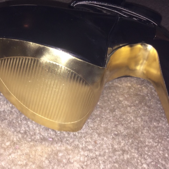 I am selling some ankle black and gold boots👢 - Picture 2 of 4