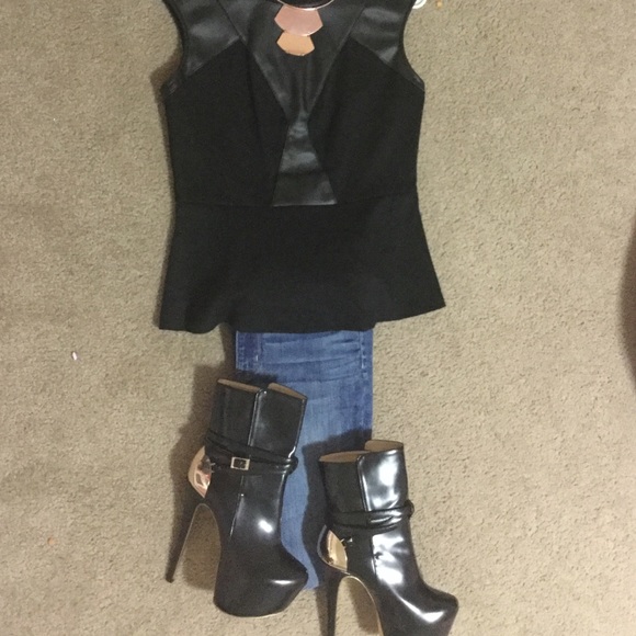 I am selling some ankle black and gold boots👢 - Picture 4 of 4