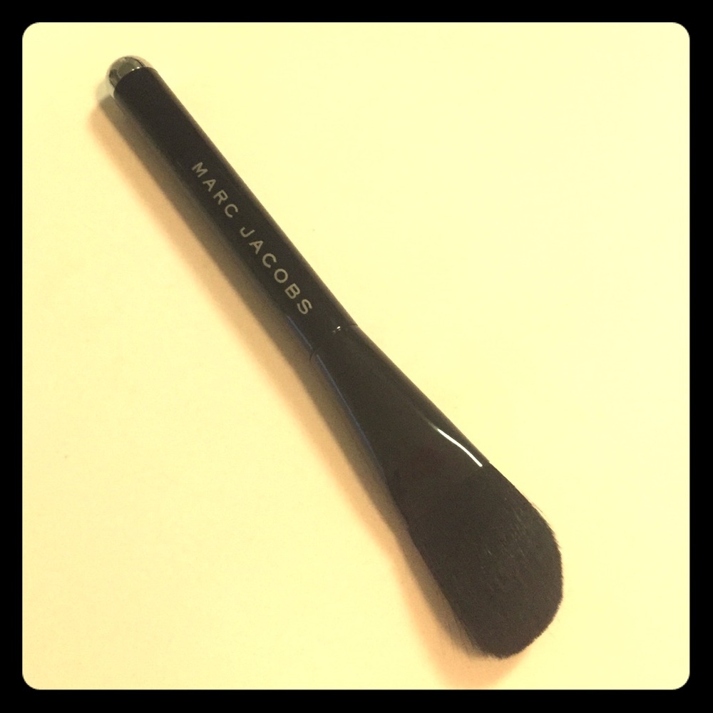 Marc Jacobs Angled Blush Brush No.10
