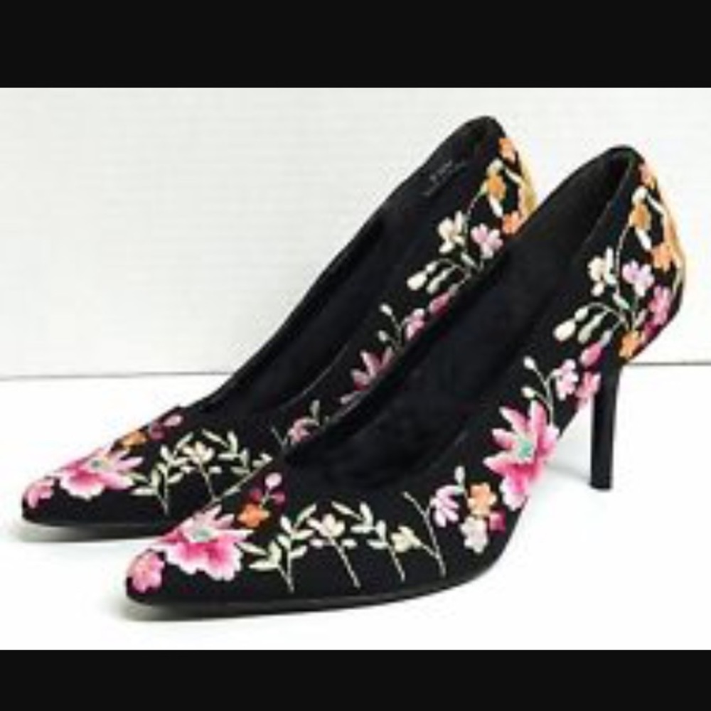 SOLD- Beverly Feldman Embroidered Cocktail Pumps