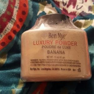 New Ben nye luxury powder Banana