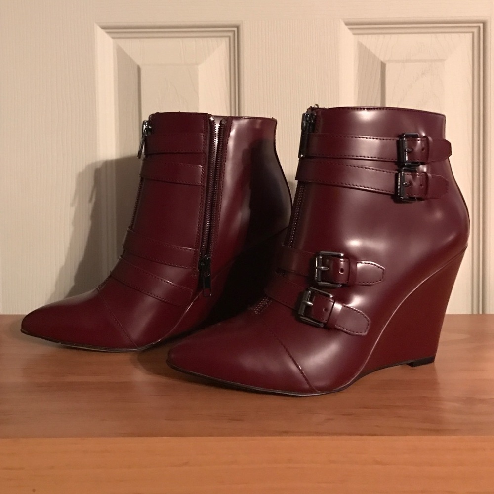 Buckle bottle wedge