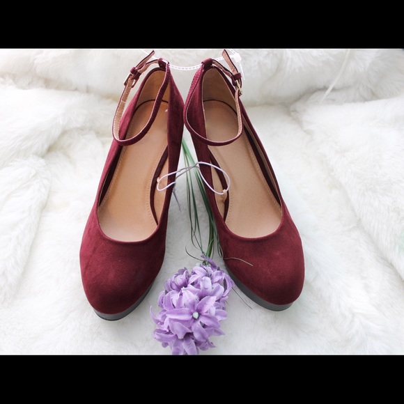 Boutique Shoes - ✨HP✨NEW suede Burgundy and black Wedges 7W